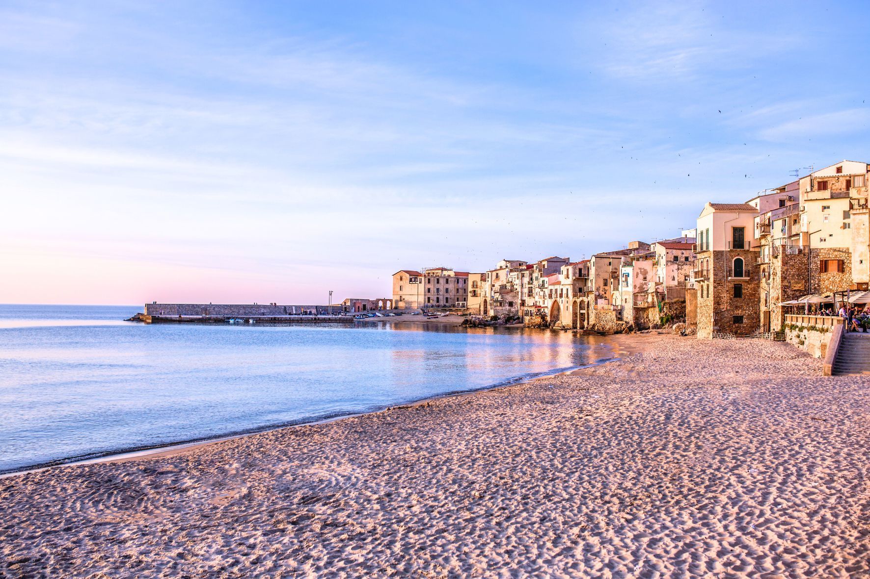 Le spiagge di Cefalù da esplorare con scooter, auto e bici a noleggio