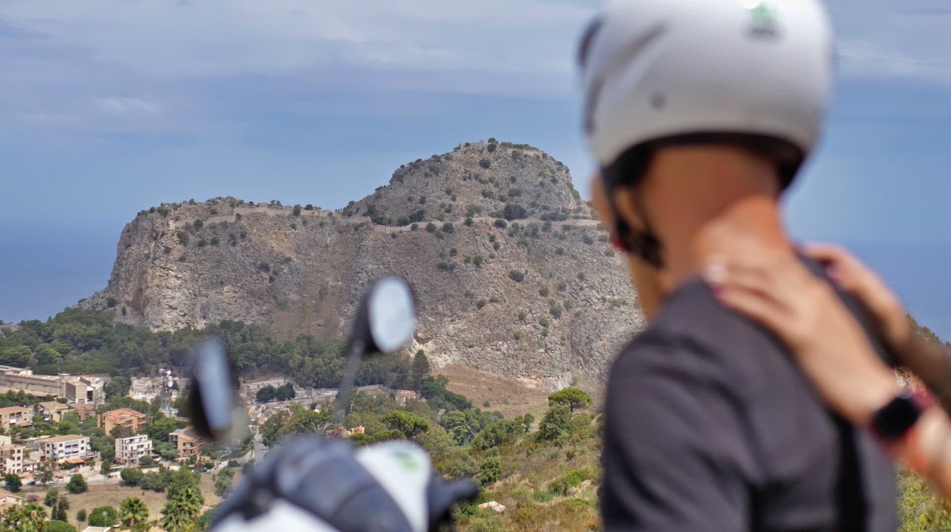 In scooter verso il centro di Cefalù: come funziona la ZTL per i turisti