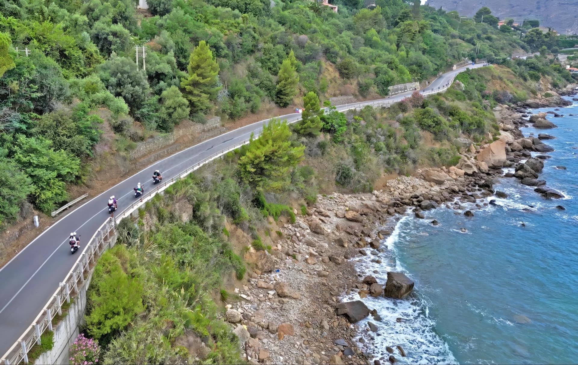 Arrivo a Castelbuono con gli scooter di Rent Me Now