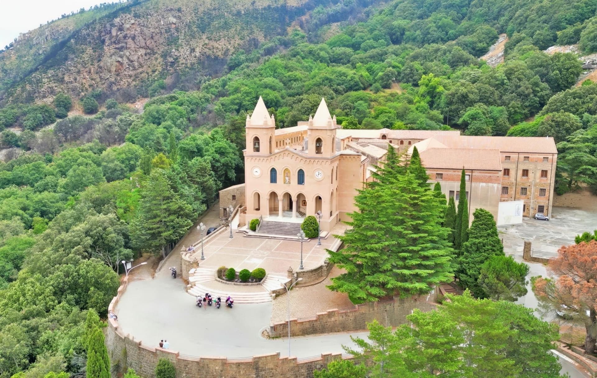 Sosta panoramica durante il tour in scooter verso Castelbuono