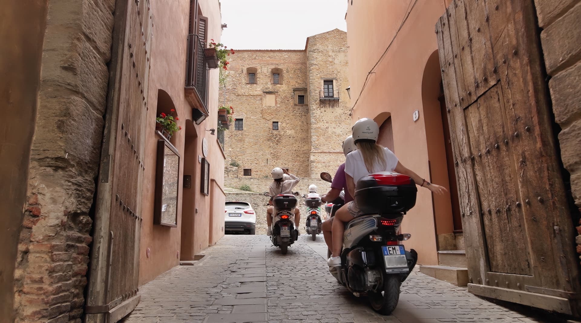 Scooter parcheggiato a Cefalù: l'alternativa al problema parcheggi